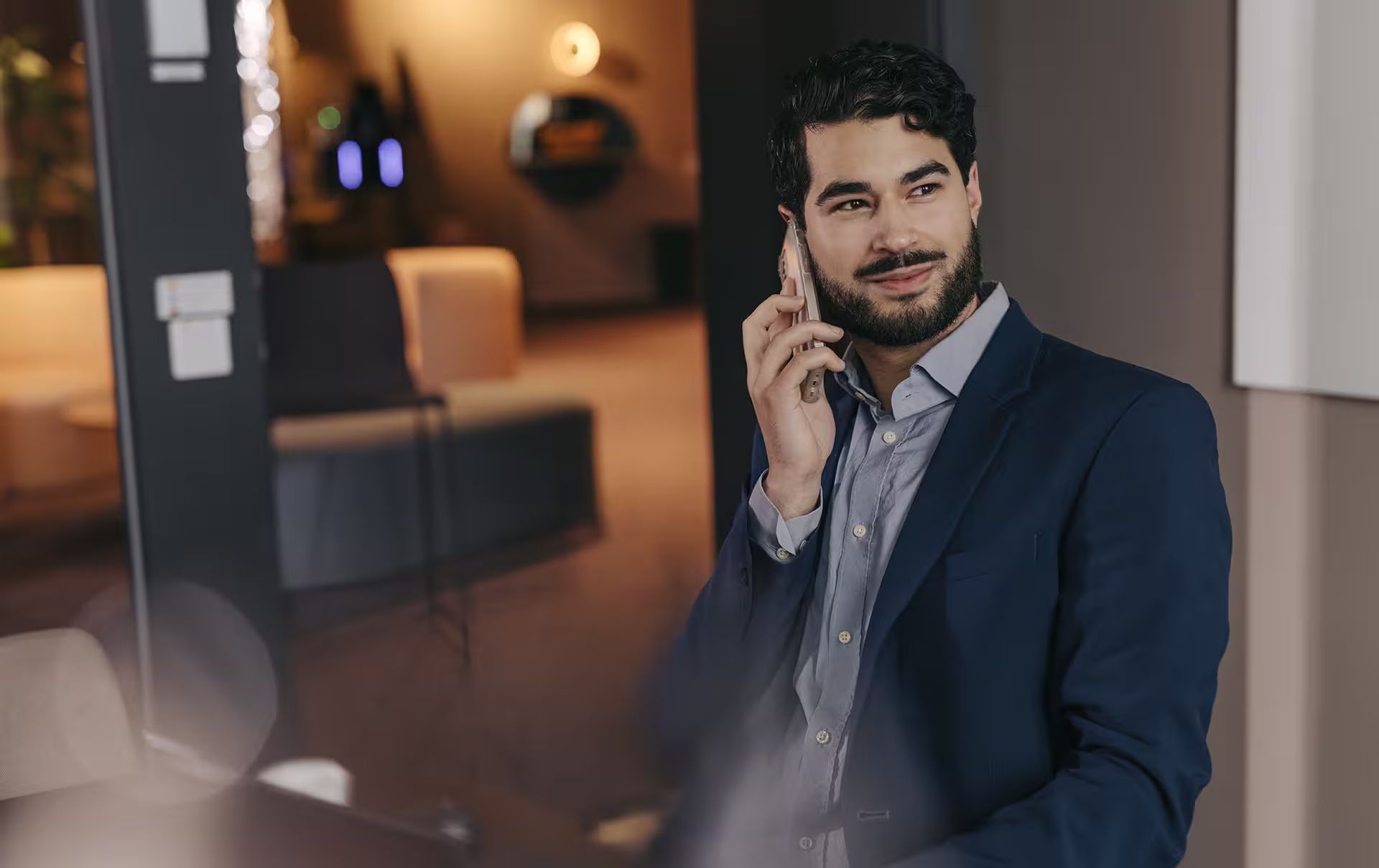 Mann som snakker i telefonen