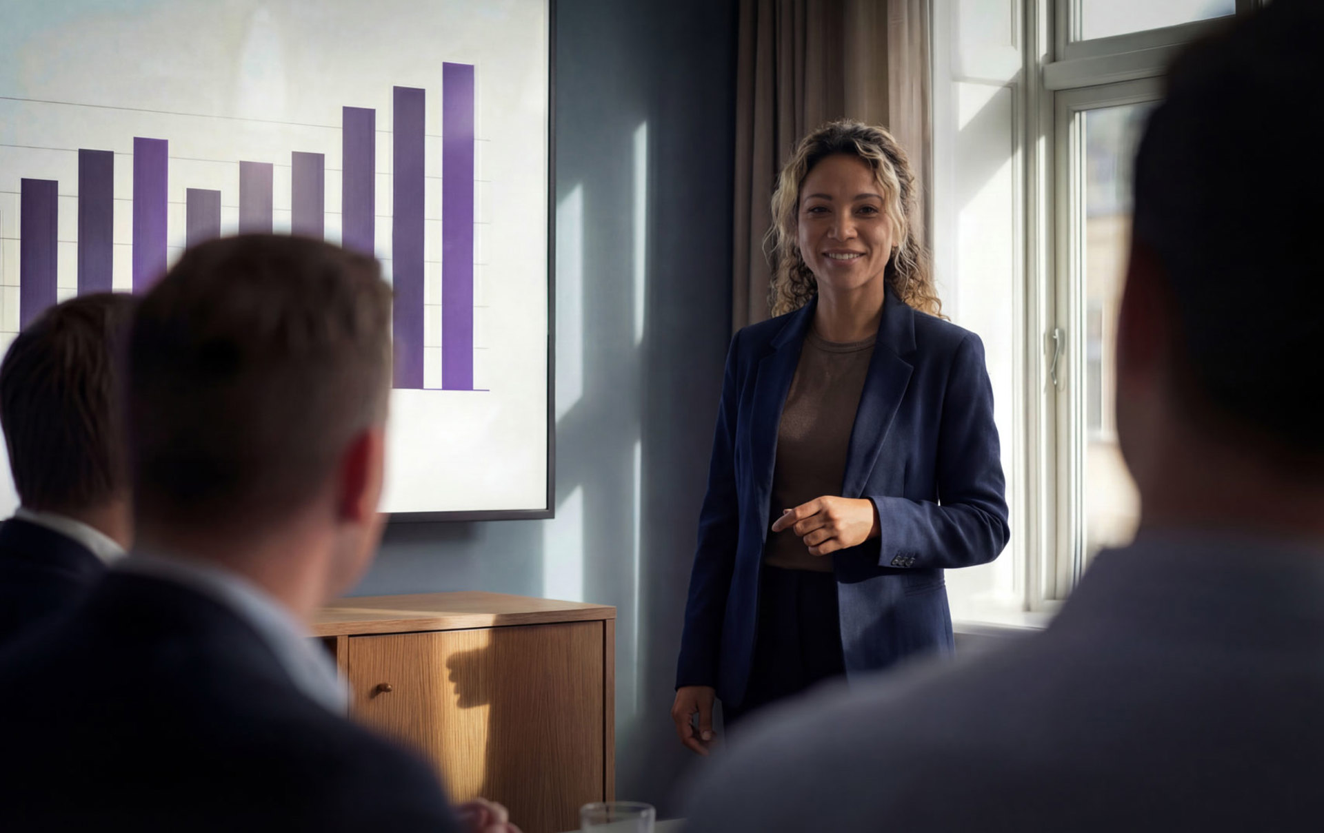 Dataanalytiker som analyserer og presenterer innsikt