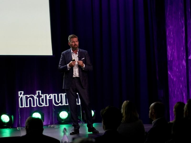 Steinar Nilsen, Admistrerende direktør Intrum på scenen under Intrum Live 2025