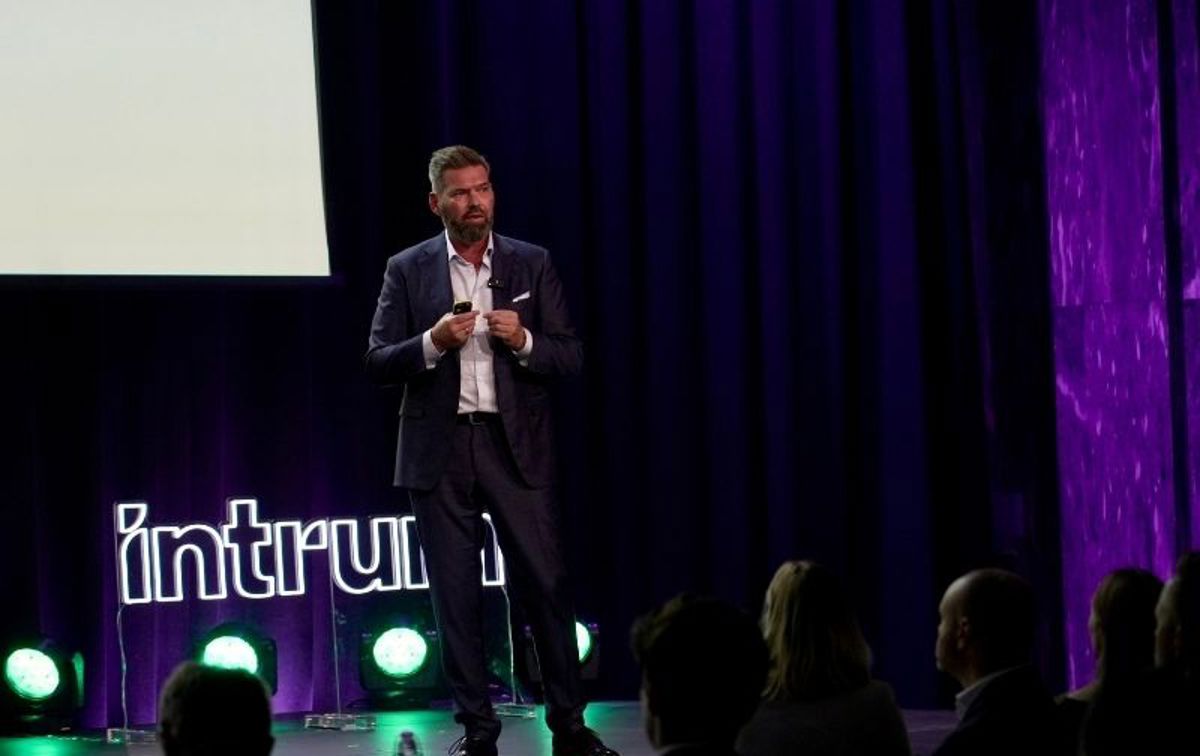 Steinar Nielsen, Administrerende direktør Intrum Norge, på scenen under Intrum Live i 2025.