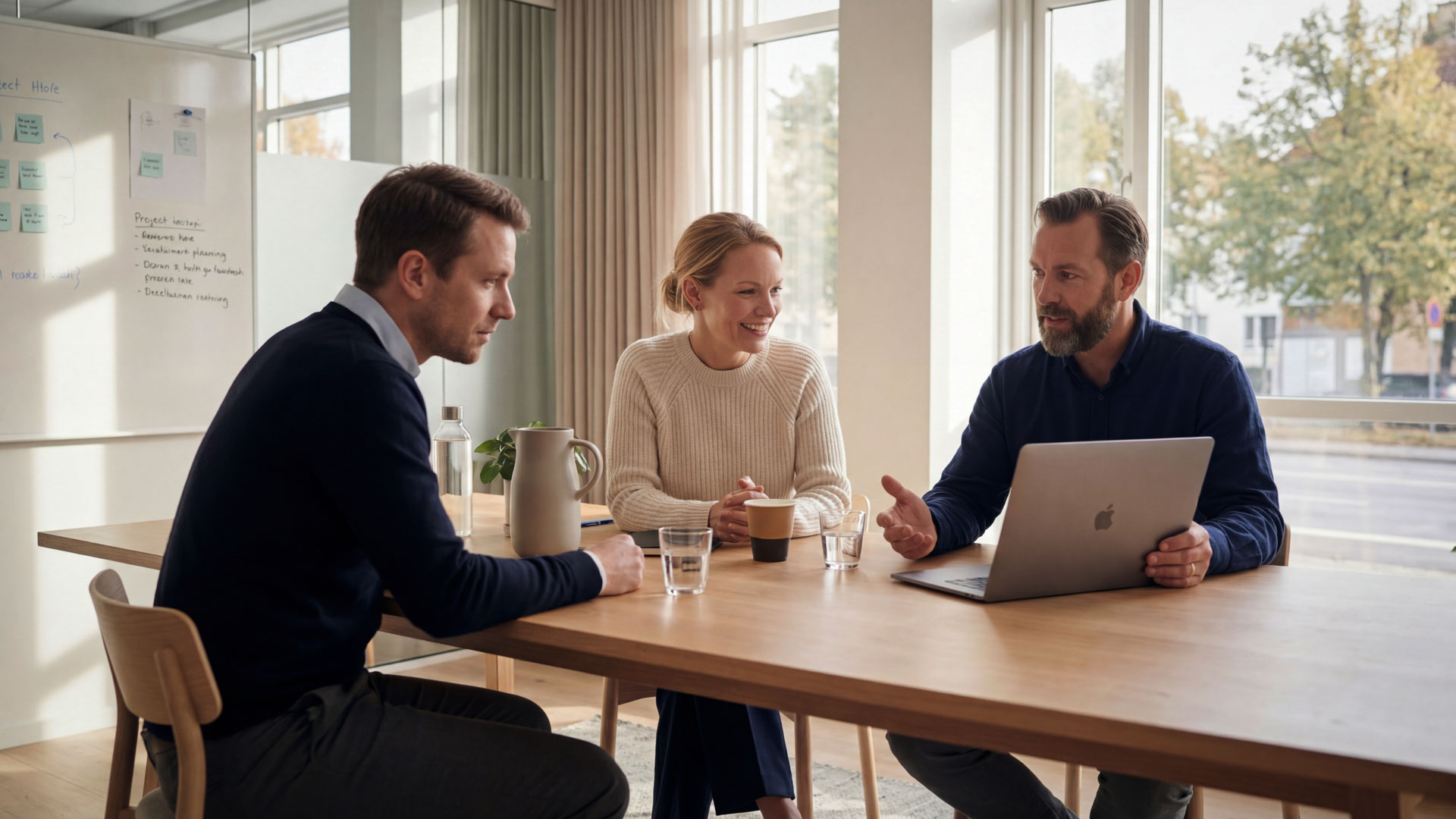 Et bilde av et team som samarbeider, deler idéer og jobber sammen mot et felles mål.
